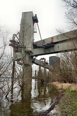 Bandbrücken des Kraftwerks Voerde über dem Rheinufer (Voerde-Möllen) / 4.03.2017