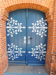 Blick auf das Westportal der Wustrower Kirche