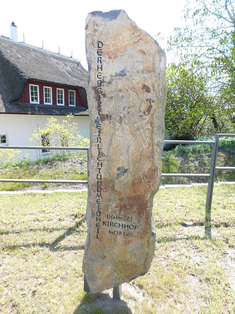 Steinerne Stele mit Bibelspruch