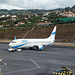 Boeing 737-86Q (SP-ENV)— Enter Air wird am Flughafen Funchal auf Madeira zur Startposition geschoben