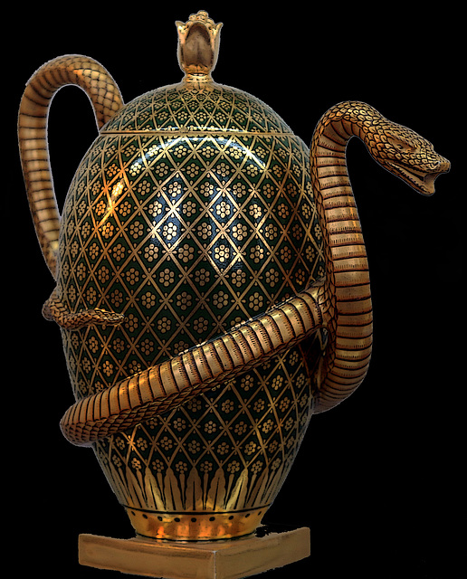 Théière oeuf et serpent , porcelaine dure de Sèvres