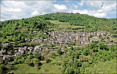 Conques (12) 22 mai 2019. L'abbatiale Sainte-Foy et le village depuis le site du Bancarel.