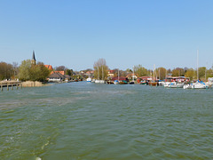 Der kleine Hafen von Wustrow mit Blick auf die Kirche