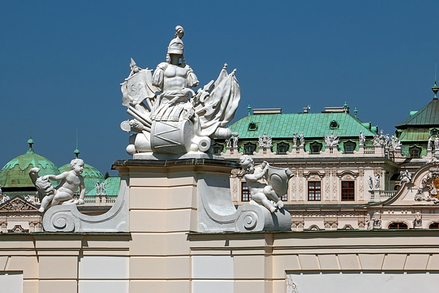 Schloss Belvedere - "Säbelrasseln" am Haupteingang zum Oberen Belvedere