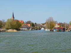 Der kleine Hafen von Wustrow mit Blick auf die Kirche