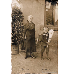 Geschwister Paula und Werner bei seiner Einschulung, 1921