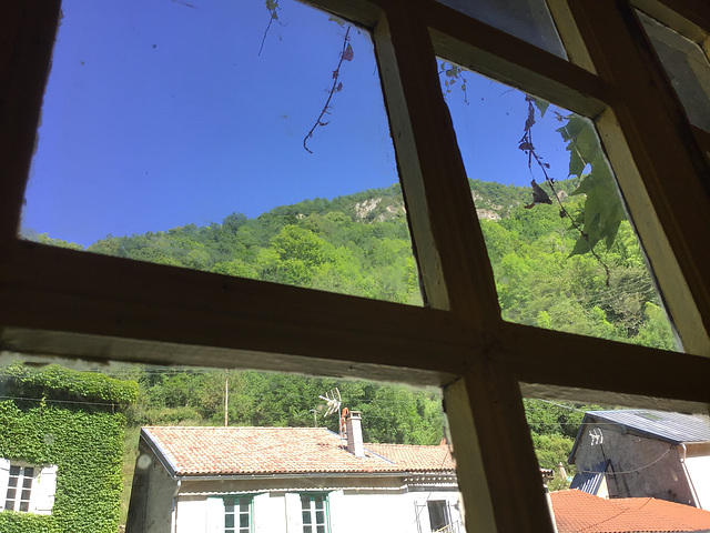 Vue sur un coin de ciel bleu .