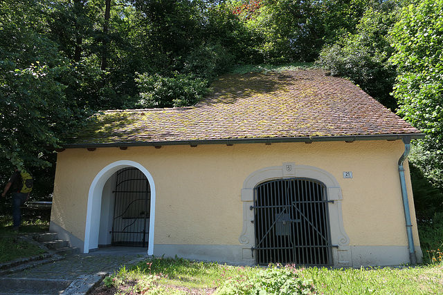 Reichenbach, Kapelle links, Lagerkeller rechts (PiP)