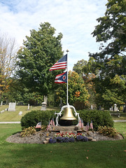 Huge bell small flags / Grosse cloche funéraire