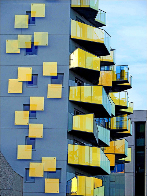 Façade avec balcons colorés 1/3 - cadrage large