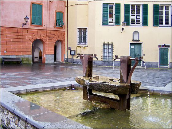 Varese Ligure: la fontana nella piazza