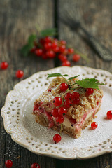 Punase sõstra kook hapukoore ja martsipaniga / Red currant cake with sour cream and marzipan