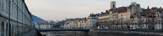 BESANCON: Panorama du quai Vauban, du pont Battant et du quai de Strasbourg à droite.