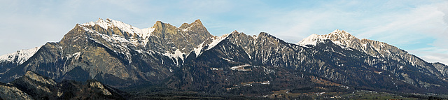 Links oben der Falknis rechts oben der Vilan