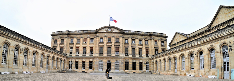 Cycling from Bordeaux Vineyards to the Atlantic Coast /Bordeaux