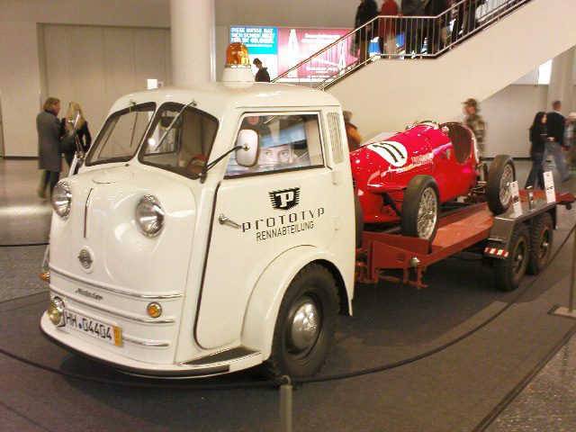 Tempo Matador mit Porsche-Rennwagen