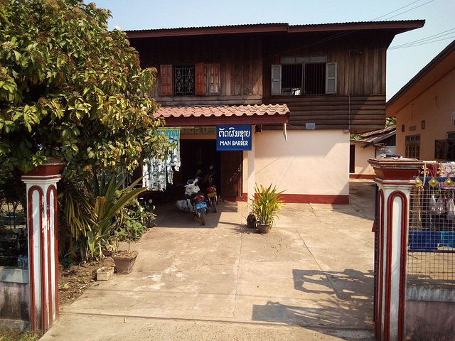 Barbier / Man barber (Laos)