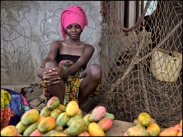 Née face à la décharge