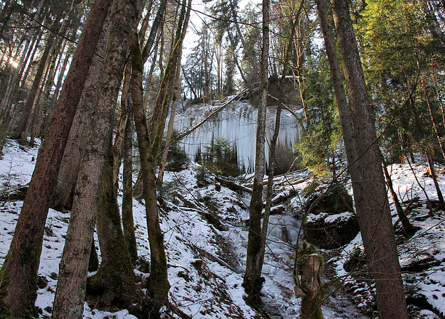 Wie Orgelpfeifen hängen die Eiszapfen an der Wand. (4 Pic in Pic)