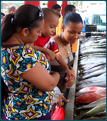 Victoria : gli abitanti qui si nutrono di pesce :mamma, figlio e nonna !