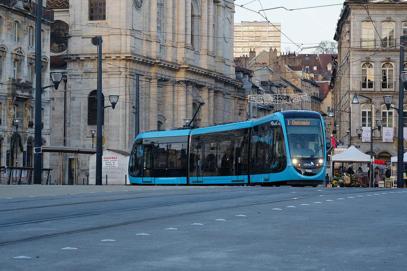 BESANCON: Le tram pont Battant.