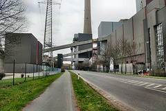 Frankfurter Straße mit den Werksanlagen des Kraftwerks Voerde (Voerde-Möllen) / 4.03.2017