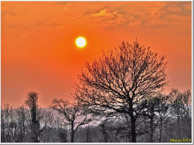 Ciel rouge sur la campagne bretonne