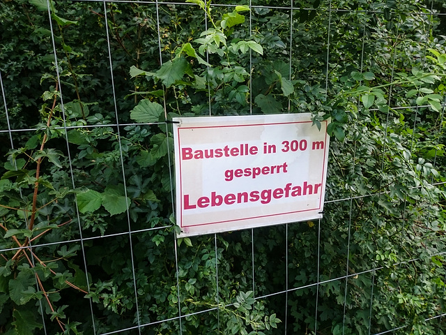 Sch****. Wie kommt da jetzt der Baggerfahrer hin? (HFT!)