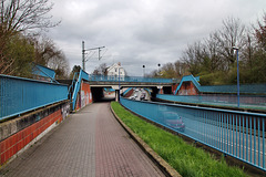 Friedrich-Ebert-Straße mit Brücke der Bahnstrecke Welver–Oberhausen-Sterkrade (Unna-Königsborn) / 16.03.2024