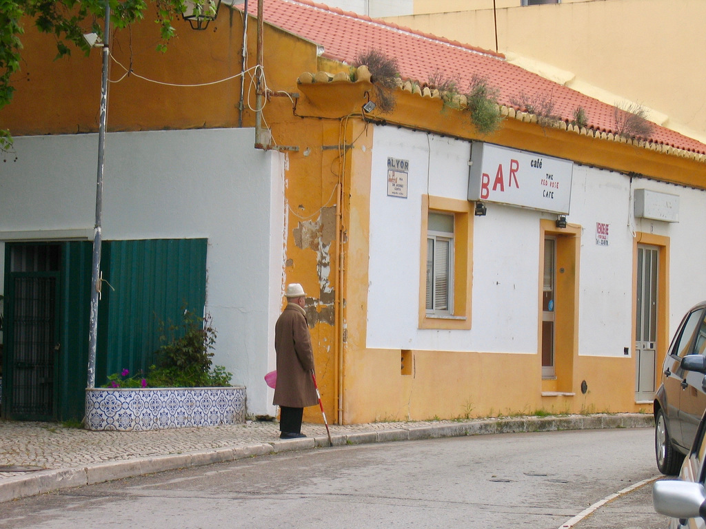 Waiting for transport in the Rua Dr Afonso Costa, Alvor