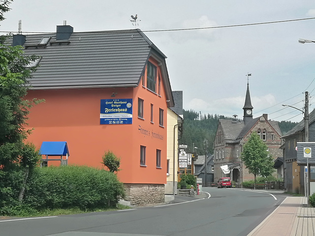 14.06.2019 - Steigers Ferienhaus und die alte Schule von Gebersdorf, heute Vereinshaus