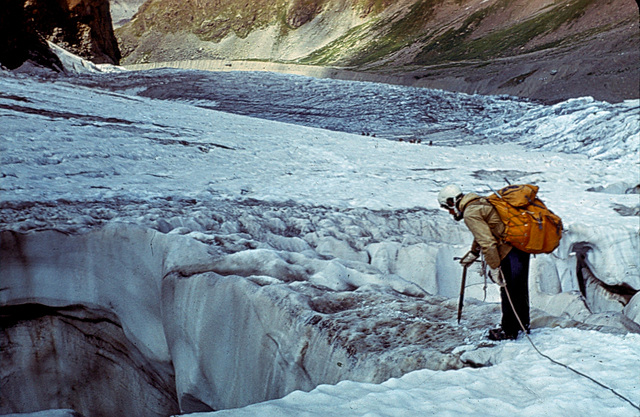 Мост через ледовую трещину / Bridge across the glacial rift