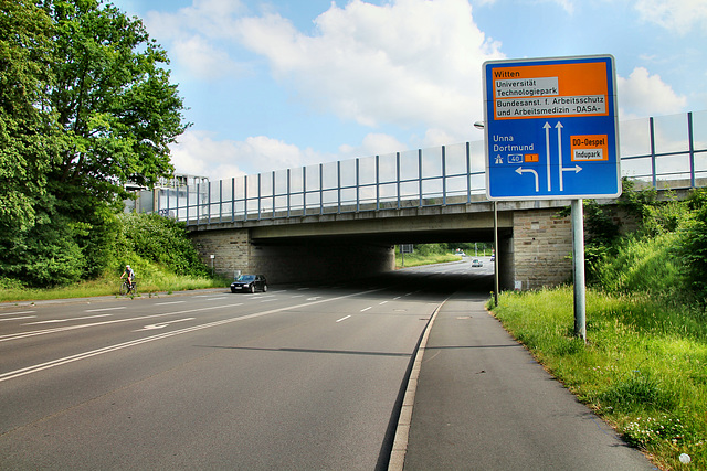 Planetenfeldstraße mit Autobahnbrücke der A40 (Dortmund-Dorstfeld) / 2.06.2018