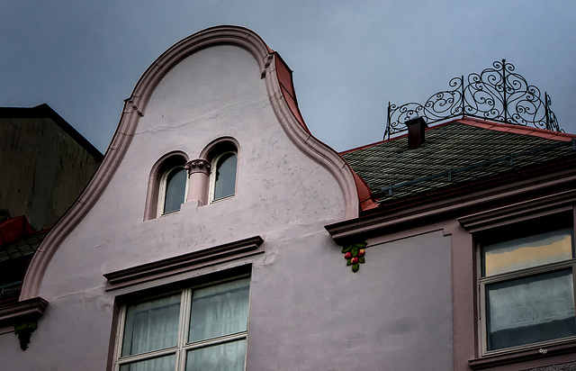 Gable and Roof Fence Crown