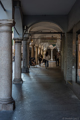 unter den Arkaden von Lugano (© Buelipix)