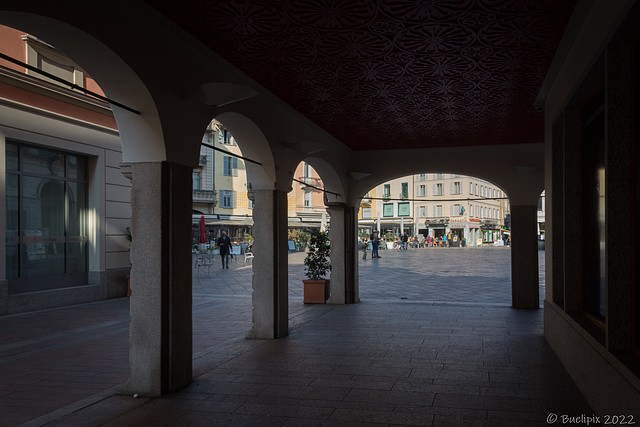 unter den Arkaden von Lugano (© Buelipix)