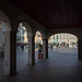 unter den Arkaden von Lugano (© Buelipix)