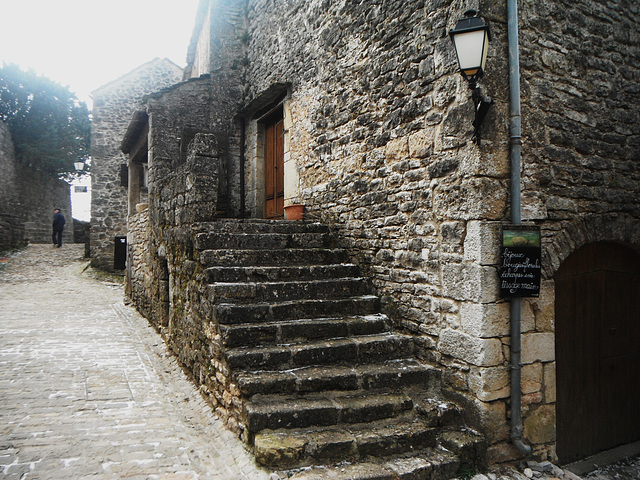 10- Au fond de la rue un seul promeneur c'est moi