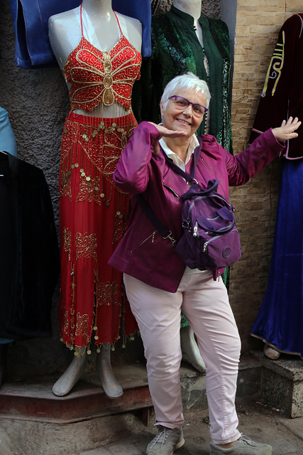 Avec son pas de danse orientale , Monique croit être le sujet principal de ma prise de vue , cela me fait doucement rigoler   .....