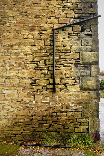 Broken black water pipe on the wall! Broken black water pipe on the wall!