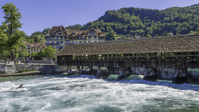 Flusssurfen bei der Scherzlingschleuse ... P.i.P. (© Buelipix)