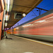 SAINT-RAPHAEL: La gare: Passage d'un train à grande vitesse.