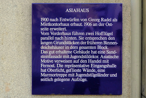 Infotafel am Eingang zum Asia-Haus