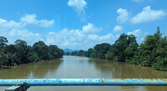 Fencing river view / Vue sur rivière au dessus de clôture