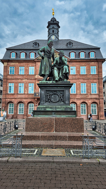 Brüder-Grimm-Nationaldenkmal vor Neustädter Rathaus