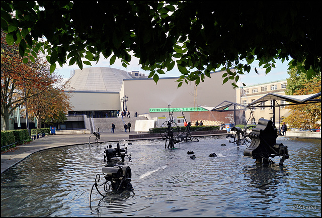 Wasserspektakel genau am Platz der Bühne des alten Stadttheaters mit Blick auf das neue Theater