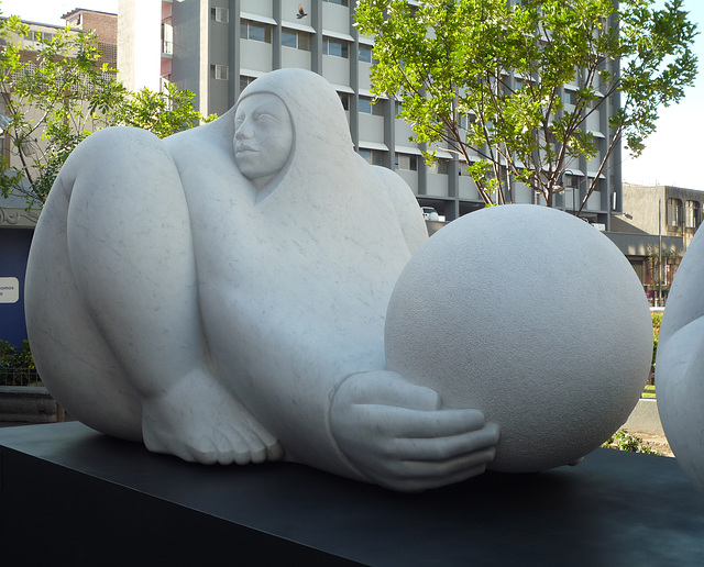 Sculpture by Jiménez Deredia