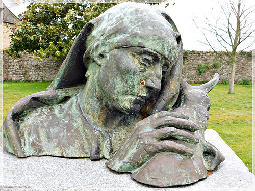 Statue près de l'église d'Hédé (35)