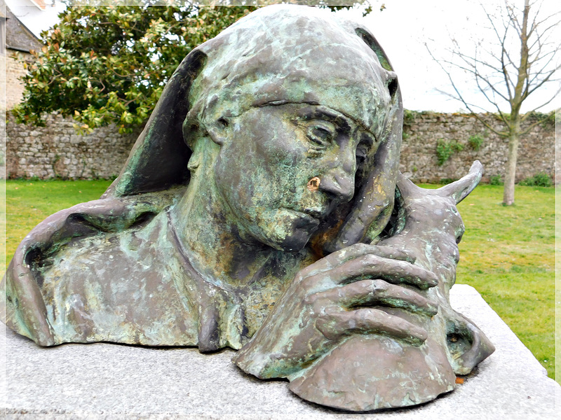 Statue près de l'église d'Hédé (35)