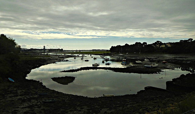 étang du Ter, marée basse vue sur la cité de la voile LORIENT